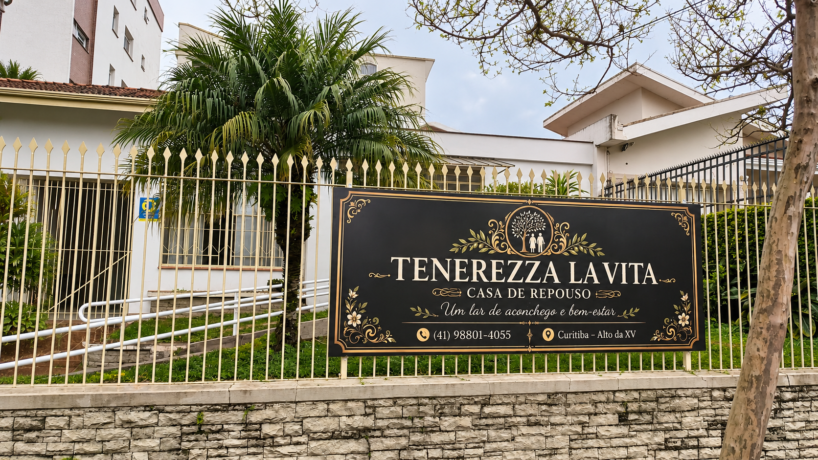 Fachada da Tenerezza La Vita no Alto da XV, com a placa de identificação da residência.